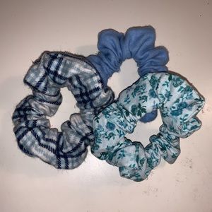 4/$25 blue brandy melville scrunchie set!